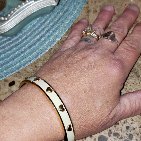 New Coach Enameled Heart Bangke Bracelet - Picture 4 of 14